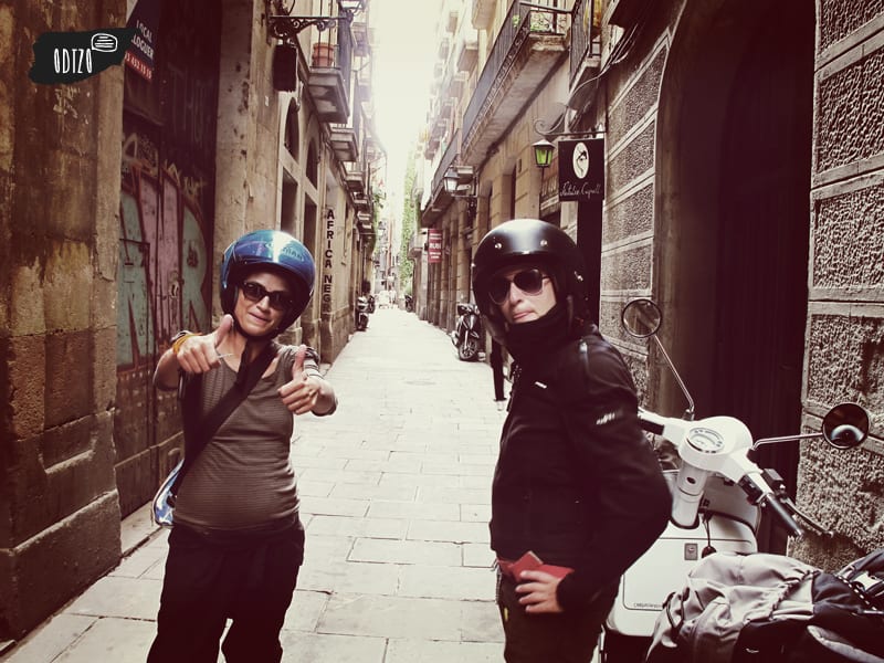 Barcelona | Scoppiettante duo in vespa